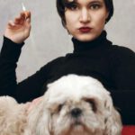 frau-im-20er-jahre-stil-mit-hund