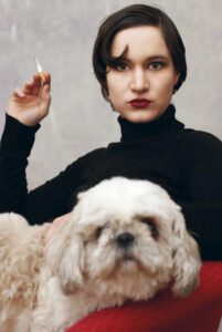 frau-im-20er-jahre-stil-mit-hund